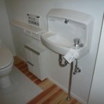 少ないスペースを有功利用で手洗い器もトイレの中に。
